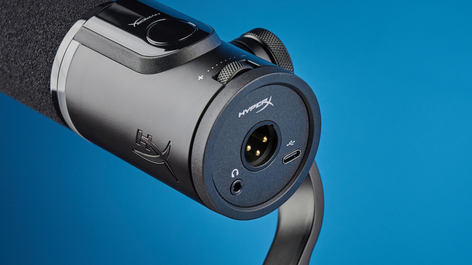 Das HyperX Flipcast Streaming-Mikrofon ist an einem Schwenkarm mit einem RGB-LED-Panel montiert und verfügt über XLR- sowie USB-C-Anschlüsse.