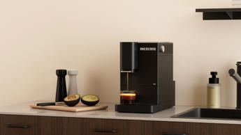 La macchina per espresso Terra Kaffe Demi esposta su un moderno piano cucina