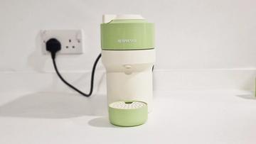 Máquina de café Nespresso Vertuo Pop na cor verde pistache