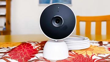 Vista de cerca de la Nest Cam con cable para interiores