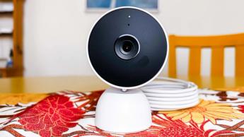 Vista de cerca de la Nest Cam con cable para interiores