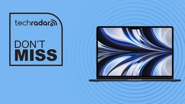 Apple MacBook Air M2 visas på en blå bakgrund med texten 'missar inte' överlagrad