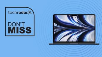 파란 배경에 '놓치지 마세요'라는 텍스트 오버레이가 있는 애플 맥북 에어 M2