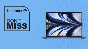 파란 배경에 '놓치지 마세요'라는 텍스트 오버레이가 있는 애플 맥북 에어 M2