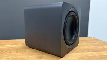 Сабвуфер саундбара Samsung HW-Q990F, установленный на деревянной поверхности