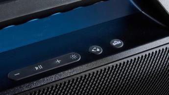 Der tragbare Soundcore Boom 2 Plus Boombox-Lautsprecher verfügt über LED-Lichter, eine schwarze Mesh-Oberfläche, BassUp- und Lightshow-Tasten sowie einen Tragegriff mit Gurt.