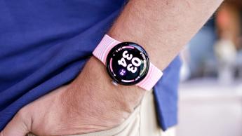 Nahaufnahme der Google Pixel Watch 4 Smartwatch am Handgelenk einer Person