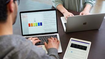 En person som arbetar på en Apple MacBook-bärbar dator