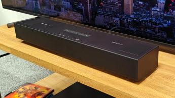 Саундбар Sharp HT-SB700 с Dolby Atmos на деревянной тумбе под телевизором