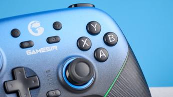En gradientblå GameSir Super Nova trådløs gaming-controller med ergonomisk design