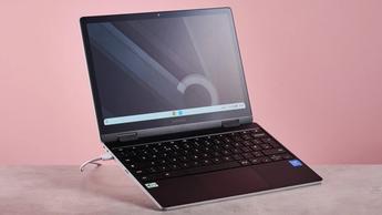 Samsung Galaxy Chromebook 2 360-bärbar dator öppen på ett skrivbord med rosa bakgrund