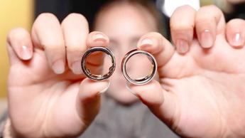 Nahaufnahme einer Person, die zwei Oura-Ring-Modelle nebeneinander hält