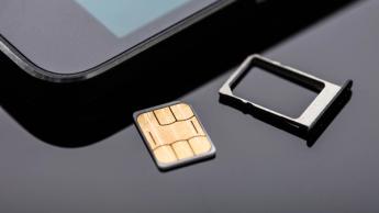 Sebuah smartphone menampilkan layar aktivasi eSIM