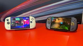 Två Lenovo Legion Go S handhållna spelkonsoler på ett skrivbord