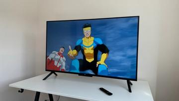 Умный телевизор Amazon Fire TV Omni QLED 50" 4K на витрине