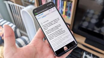Gambar ulasan smartphone Google Pixel 10 Pro edisi moonstone