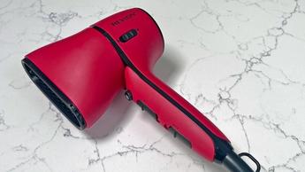 Secadora de cabello Revlon con control de flujo de aire sobre el tocador de una persona que la reseña