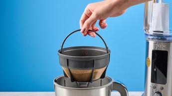 La macchina da caffè Breville Luxe con caraffa termica in metallo argentato, opzioni di cestello filtro, filtri di carta e serbatoio dell’acqua in plastica rimovibile con selettore di intensità dell’infusione
