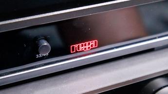 Der Rega Planar 3 RS Plattenspieler auf einem modernen TV-Regal