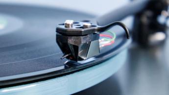 Der Rega Planar 3 RS Plattenspieler auf einem modernen TV-Lowboard