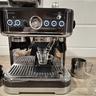 Cafetera Philips Barista Brew sobre una encimera de cocina