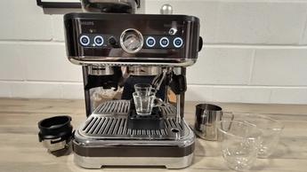 Cafetera Philips Barista Brew sobre una encimera de cocina