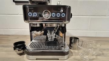 Cafetera Philips Barista Brew en la encimera de una cocina