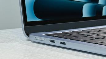 Närbild av MagSafe-laddningsport och USB-C-portar på 13-tums MacBook Air M4 i himmelsblått