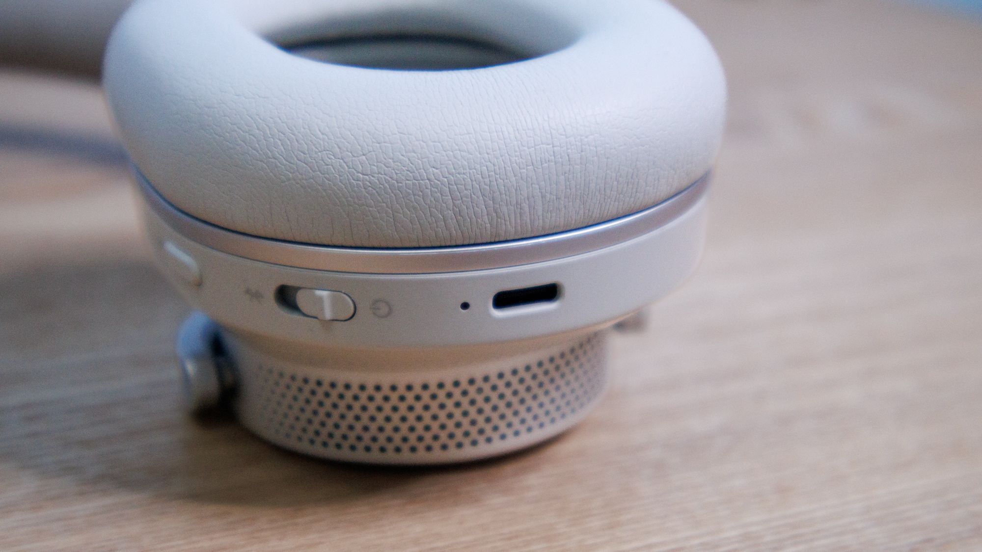 Nahaufnahme des USB-C-Ladeanschlusses an den kabellosen Kopfhörern Cambridge Audio Melomania P100 SE