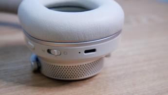 Nahaufnahme des USB-C-Ladeanschlusses an den kabellosen Kopfhörern Cambridge Audio Melomania P100 SE