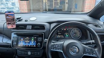 Suporte magnético para celular Spigen Onetap Pro 3 Cryomax fixado no painel de um veículo