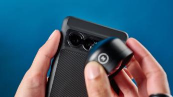 Manos colocando una lente Moment en un smartphone Google Pixel 7 Pro