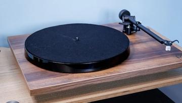 Rega Planar 1 Plus Plattenspieler vor weißem Hintergrund
