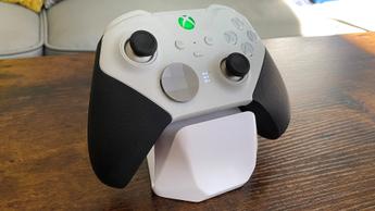 Xbox Elite Series 2 Core trådlös handkontroll i vitt vilar på ett bord