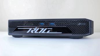 Asus ROG NUC 970 mini-PC placerad platt på ett skrivbord