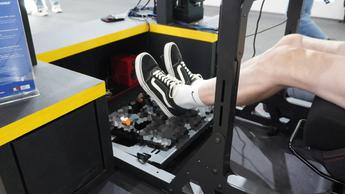 Asetek ratt för simracing med knappar och växelpaddlar