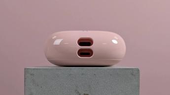 Nærbillede af VRURC T6S powerbank-porte på en sokkel med lyserød baggrund