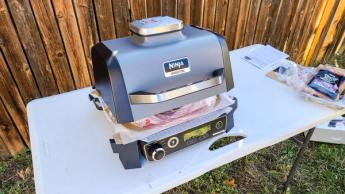 Contenido de la caja de la parrilla exterior Ninja Woodfire