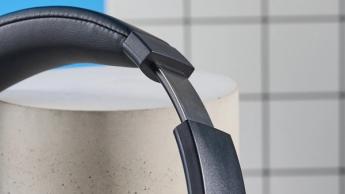 Schwarze kabellose Earfun Tune Pro Kopfhörer mit weichen Kunstleder-Ohrpolstern und grauen Akzenten auf blauem Hintergrund