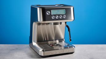 A máquina de espresso Casabrews Ultra com 20 bars de pressão, vaporizador de leite, display LED, timer e compactador incluído, sobre fundo azul