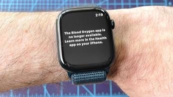 Apple Watch Series 10 en la muñeca de una persona mostrando una notificación de que la monitorización de oxígeno en sangre está desactivada