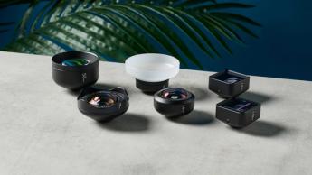 Seis lentes para cámara de smartphone Moment dispuestas sobre una mesa de madera