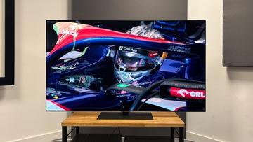 65-дюймовый OLED-телевизор LG G5 на деревянной полке, на экране — кадр из сериала Netflix о Формуле-1 «Гонять, чтобы выжить»