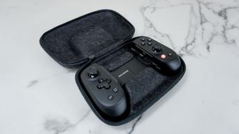 Backbone Pro-spelkontrollen i sitt skyddande fodral på ett skrivbord