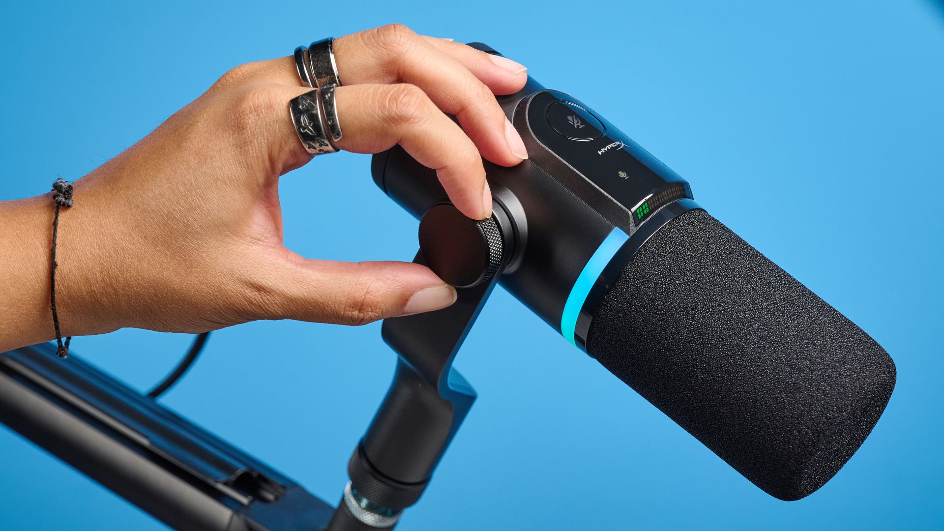 Das HyperX Flipcast Streaming-Mikrofon mit RGB-LED-Beleuchtung an einem Schwenkarm, ausgestattet mit XLR- und USB-C-Anschlüssen