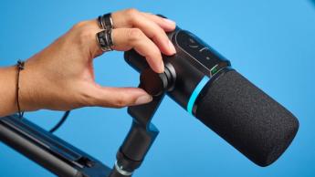 Das HyperX Flipcast Streaming-Mikrofon mit RGB-LED-Beleuchtung an einem Schwenkarm, ausgestattet mit XLR- und USB-C-Anschlüssen