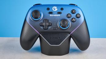 En GameSir Super Nova trådløs gaming-controller i gradient blå på en hvid baggrund