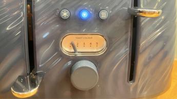 Tostador Delonghi Ballerina Seta en color blanco sobre una encimera de cocina