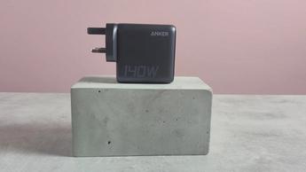 Anker 140W 4-ports USB-C oplader med PD 3.1 på en blok med en lyserød baggrund