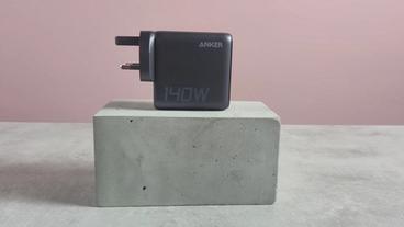 Cargador USB Anker de 140 W con 4 puertos y PD 3.1 expuesto sobre un fondo rosa